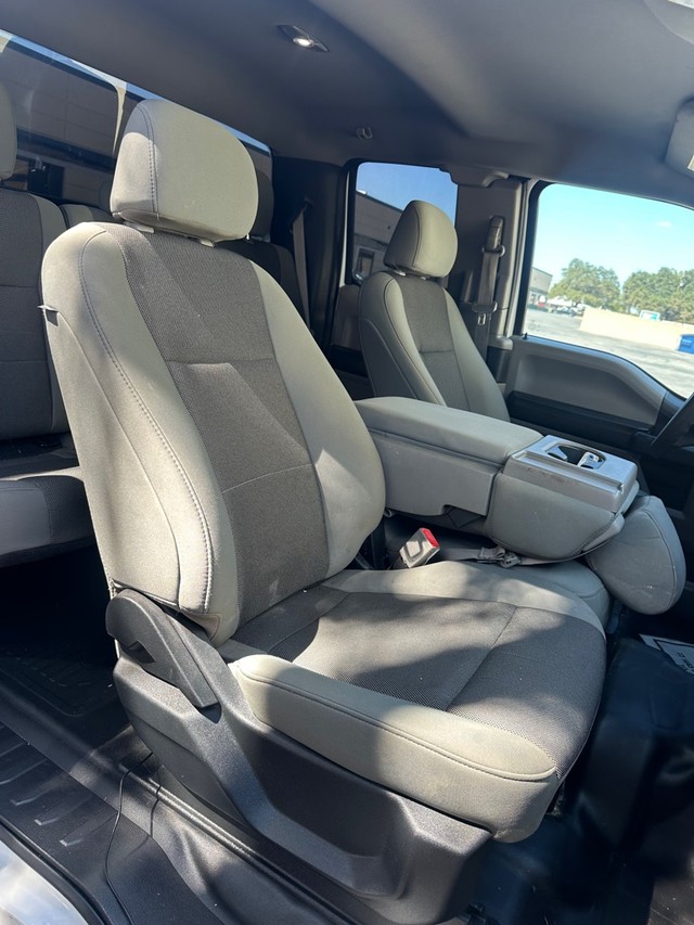 Ford F-150 Vehicle Full-screen Gallery Image 13