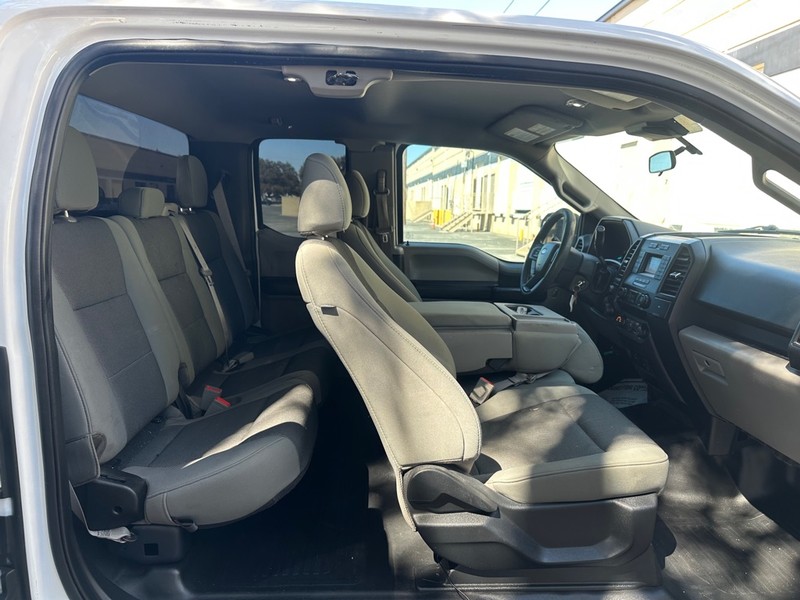 Ford F-150 Vehicle Full-screen Gallery Image 12