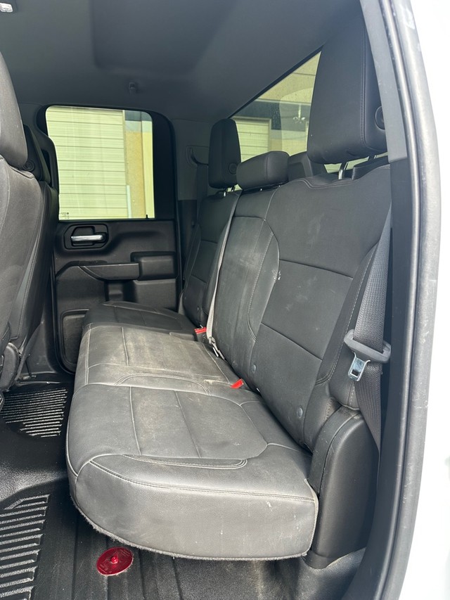 Chevrolet Silverado 2500HD Vehicle Full-screen Gallery Image 11