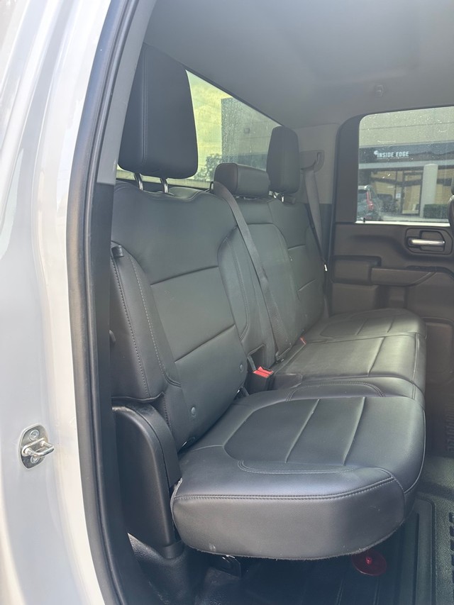 Chevrolet Silverado 2500HD Vehicle Full-screen Gallery Image 12