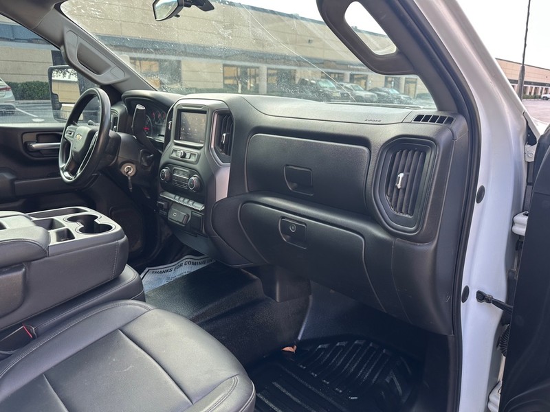 Chevrolet Silverado 2500HD Vehicle Full-screen Gallery Image 15