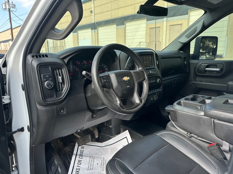 Chevrolet Silverado 2500HD Vehicle Full-screen Gallery Image 17