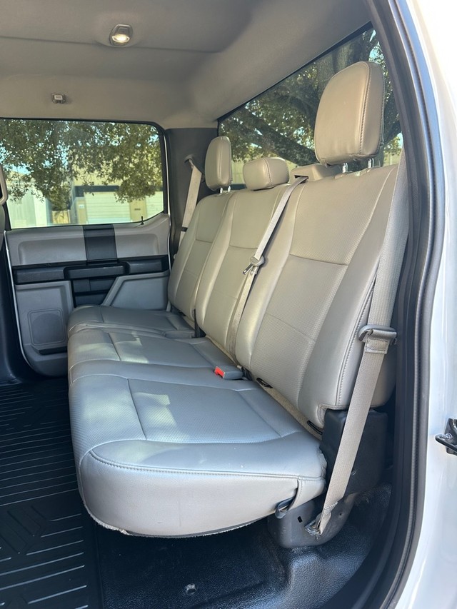 Ford Super Duty F-250 SRW Vehicle Full-screen Gallery Image 11