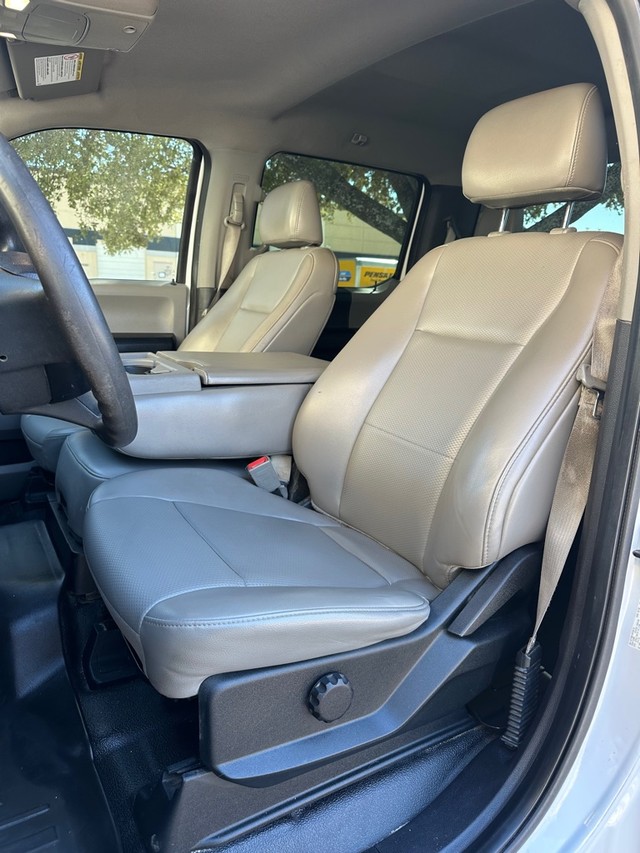 Ford Super Duty F-250 SRW Vehicle Full-screen Gallery Image 16