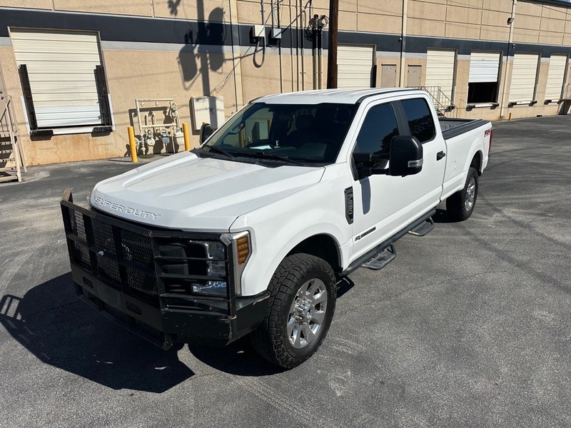 Ford Super Duty F-250 SRW Vehicle Full-screen Gallery Image 02