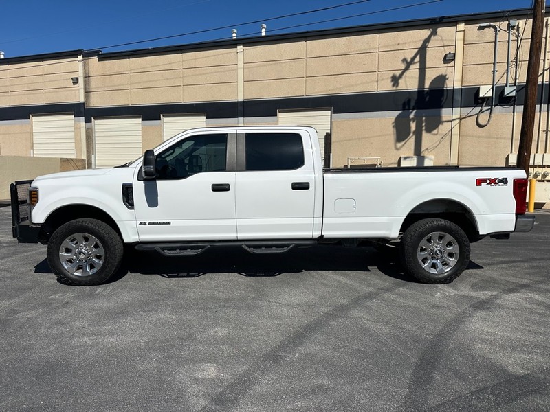 Ford Super Duty F-250 SRW Vehicle Full-screen Gallery Image 03