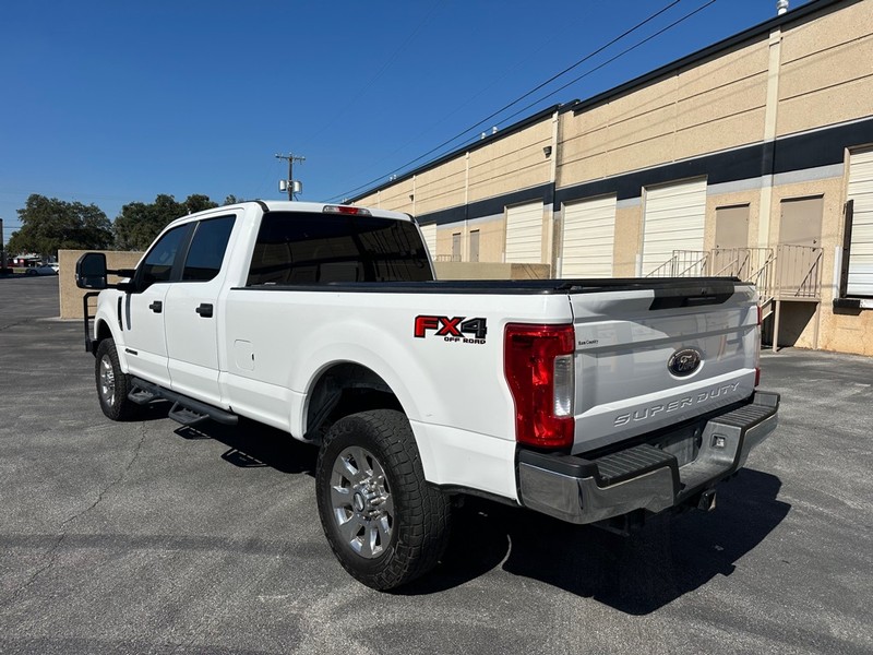 Ford Super Duty F-250 SRW Vehicle Full-screen Gallery Image 04