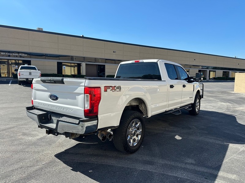 Ford Super Duty F-250 SRW Vehicle Full-screen Gallery Image 05