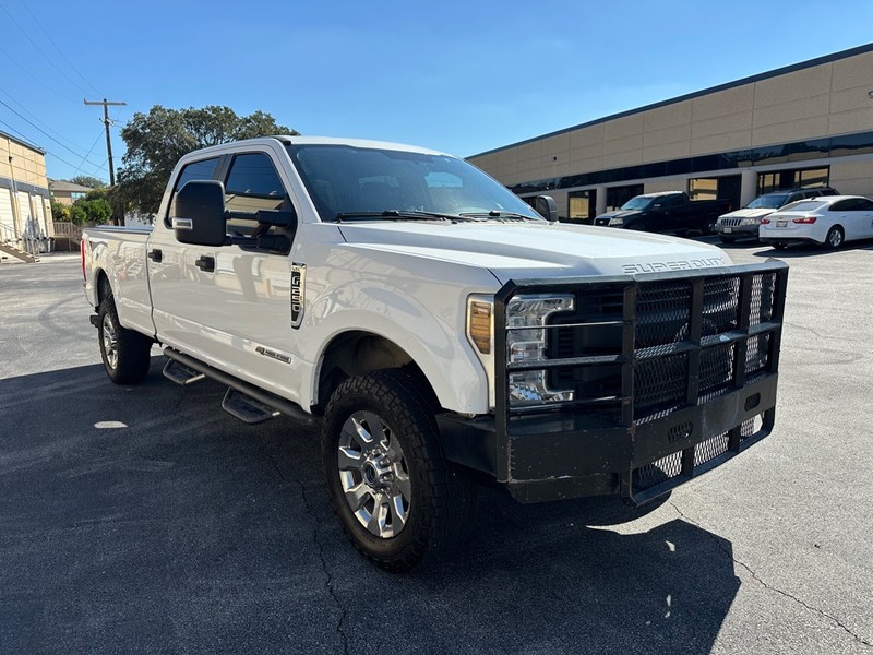 Ford Super Duty F-250 SRW Vehicle Full-screen Gallery Image 07
