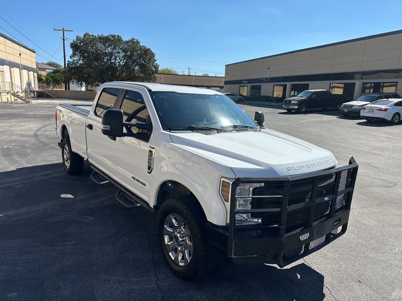 Ford Super Duty F-250 SRW Vehicle Full-screen Gallery Image 08