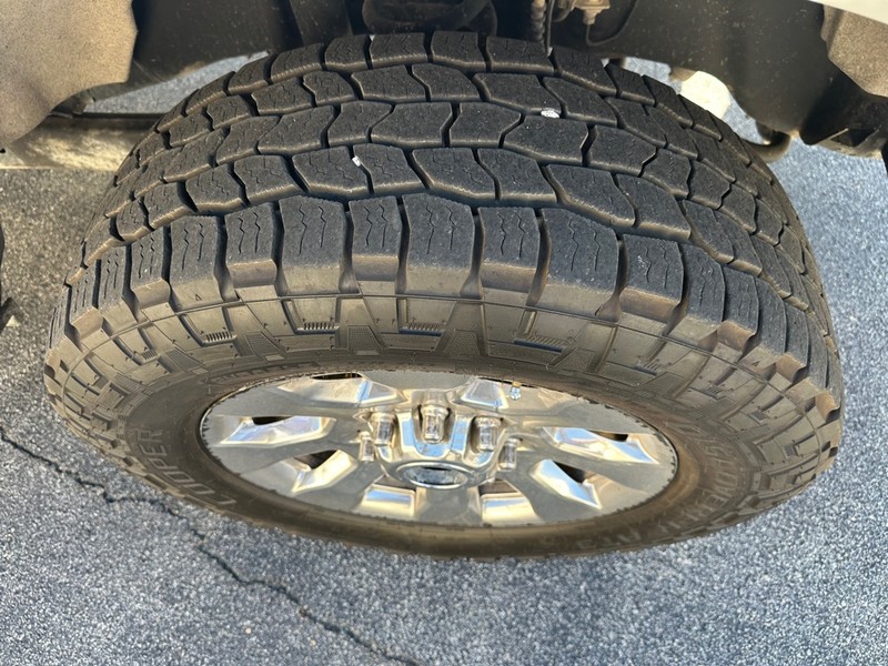 Ford Super Duty F-250 SRW Vehicle Full-screen Gallery Image 09