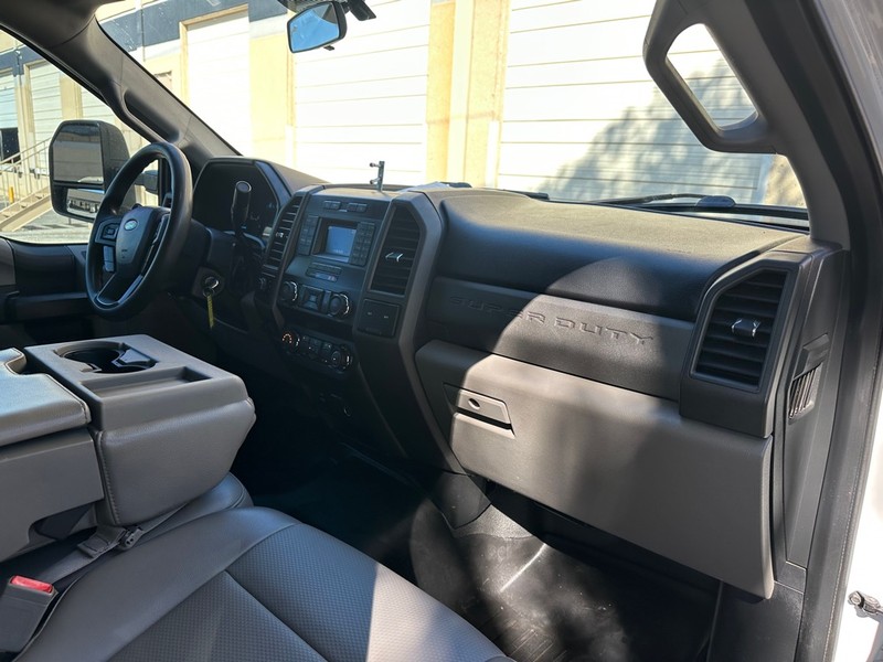 Ford Super Duty F-250 SRW Vehicle Full-screen Gallery Image 15