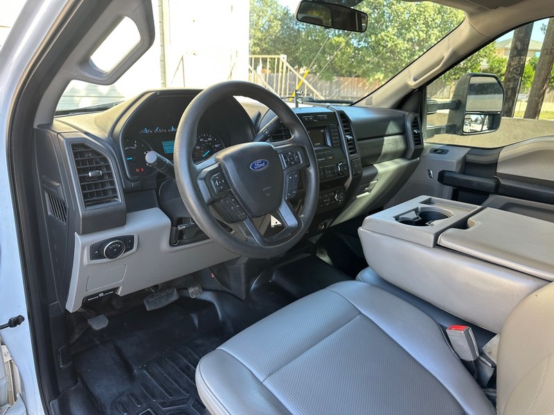Ford Super Duty F-250 SRW Vehicle Full-screen Gallery Image 17