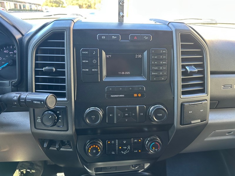 Ford Super Duty F-250 SRW Vehicle Full-screen Gallery Image 18