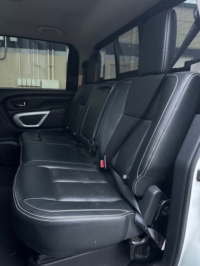 Nissan TITAN Vehicle Full-screen Gallery Image 9