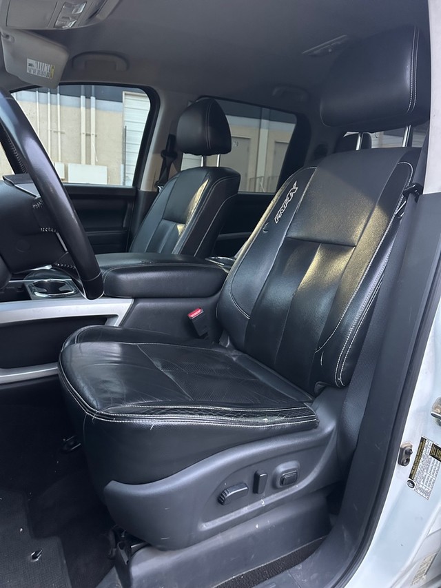 Nissan TITAN Vehicle Full-screen Gallery Image 14