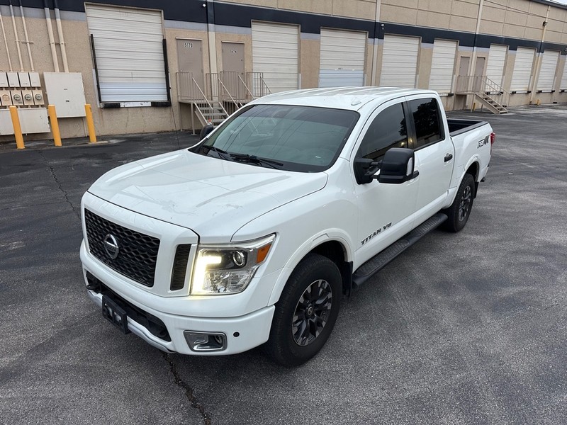 Nissan TITAN Vehicle Full-screen Gallery Image 2
