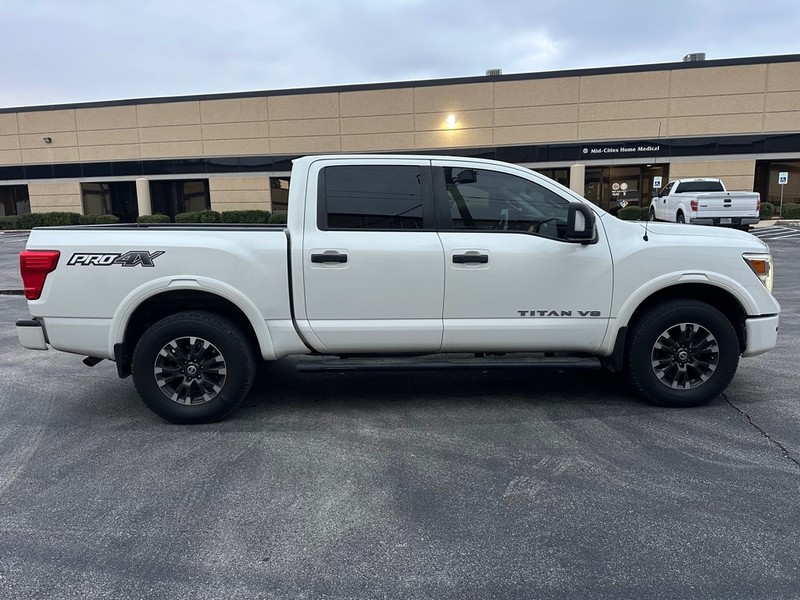 Nissan TITAN Vehicle Full-screen Gallery Image 6