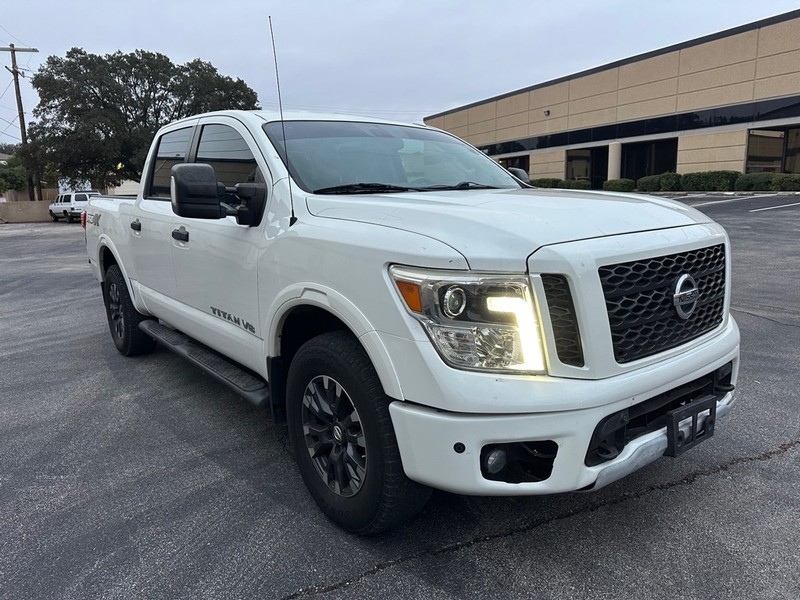 Nissan TITAN Vehicle Full-screen Gallery Image 7