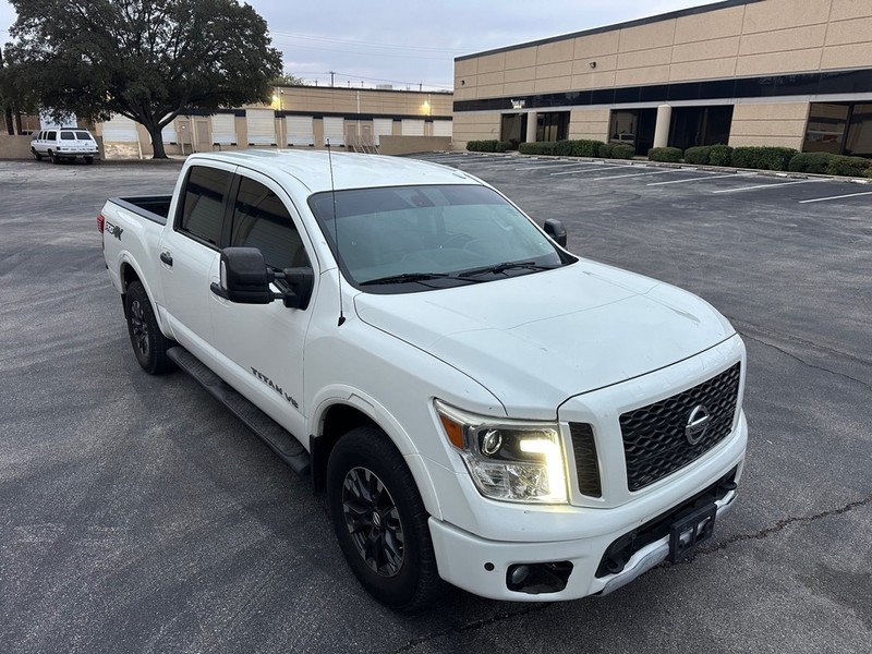 Nissan TITAN Vehicle Full-screen Gallery Image 8