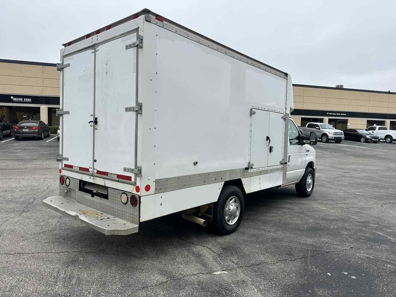 Ford ECONOLINE Vehicle Full-screen Gallery Image 03