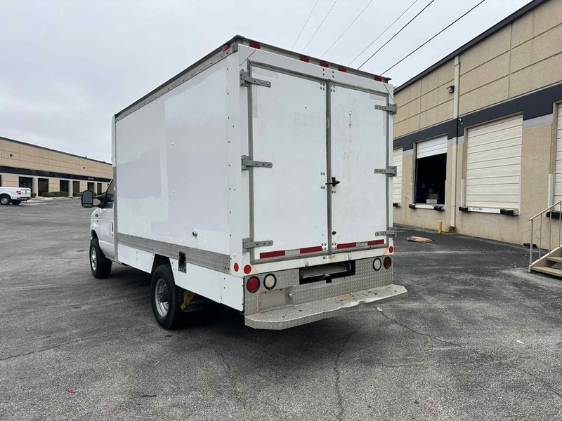 Ford ECONOLINE Vehicle Full-screen Gallery Image 05