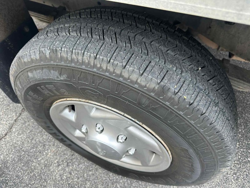 Ford ECONOLINE Vehicle Full-screen Gallery Image 06