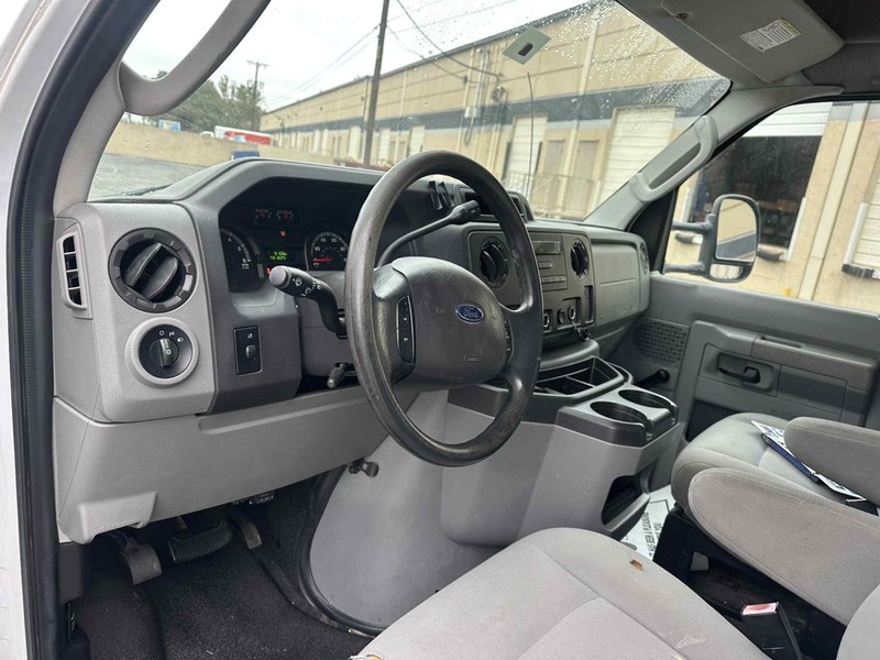 Ford ECONOLINE Vehicle Full-screen Gallery Image 11