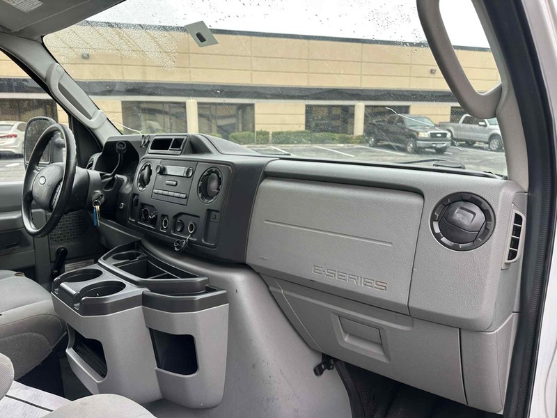 Ford ECONOLINE Vehicle Full-screen Gallery Image 13