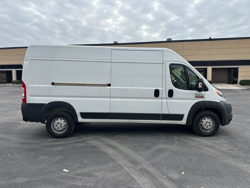Ram PROMASTER 2500 Vehicle Full-screen Gallery Image 5