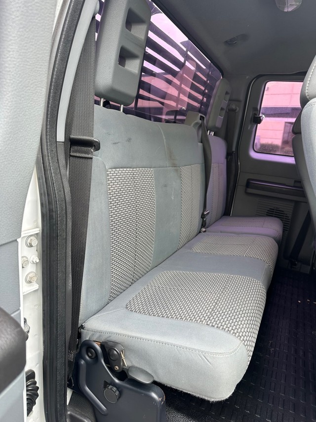 Ford F-350 Vehicle Full-screen Gallery Image 11