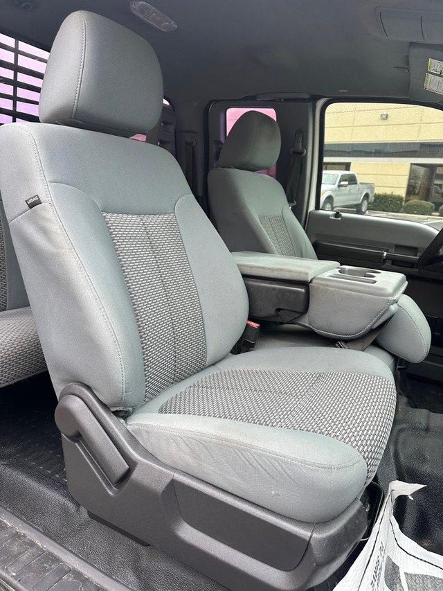 Ford F-350 Vehicle Full-screen Gallery Image 12