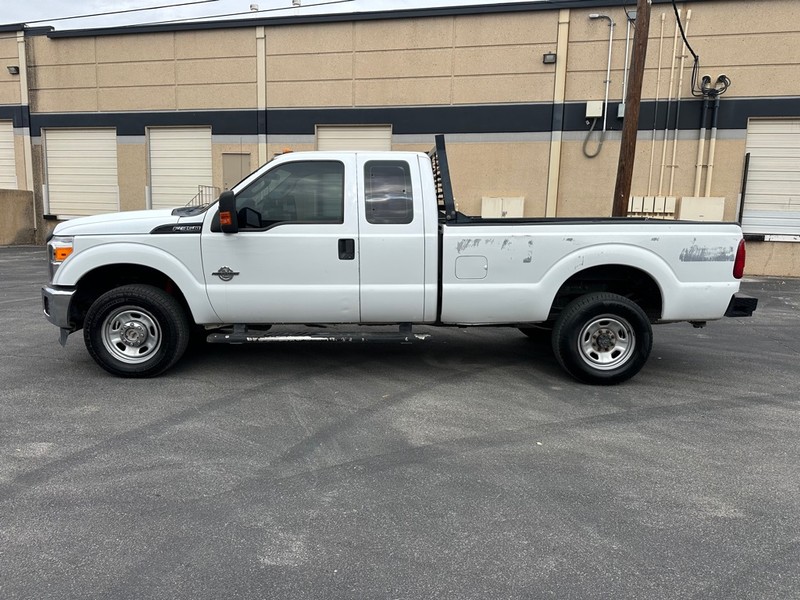 Ford F-350 Vehicle Full-screen Gallery Image 3