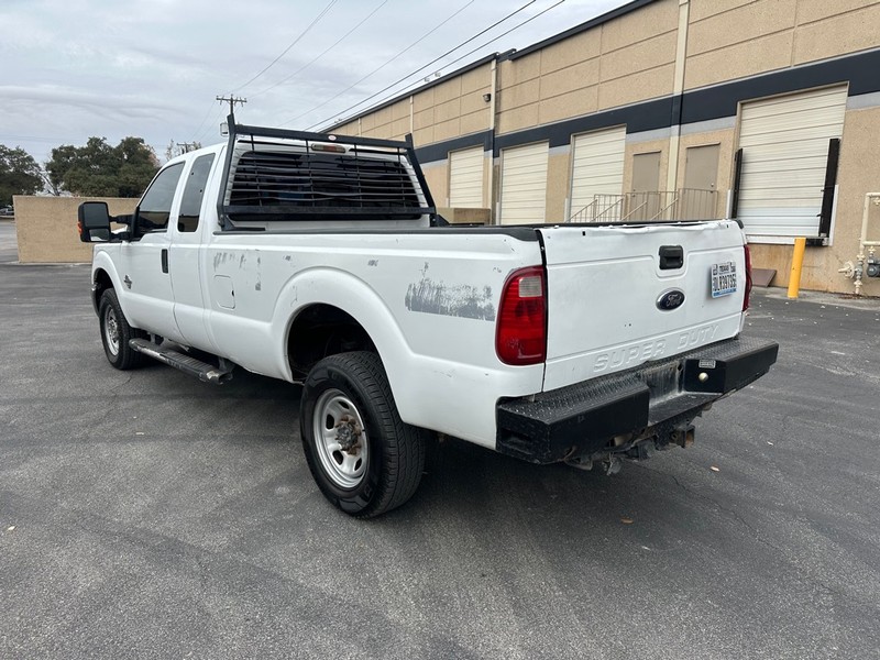 Ford F-350 Vehicle Full-screen Gallery Image 4