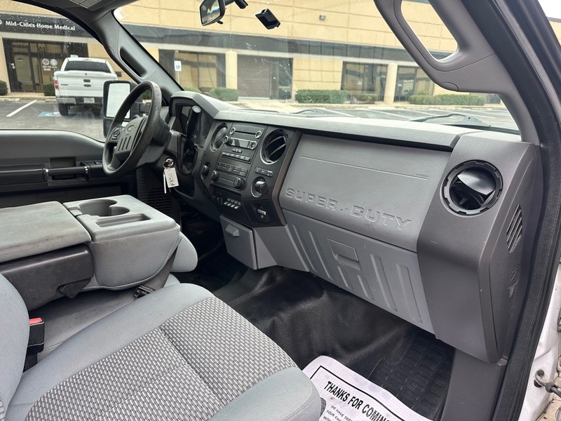 Ford F-350 Vehicle Full-screen Gallery Image 13