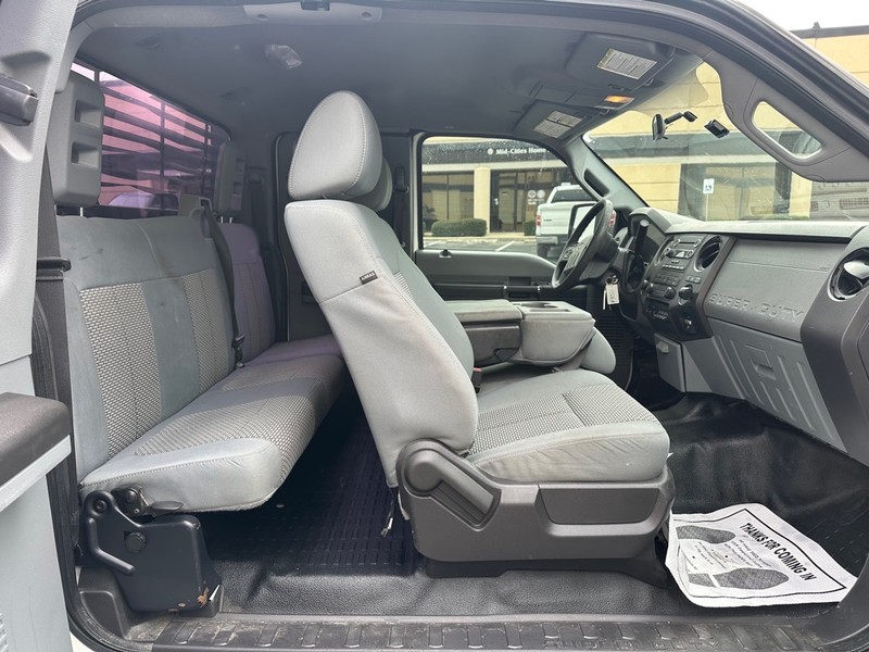 Ford F-350 Vehicle Full-screen Gallery Image 14