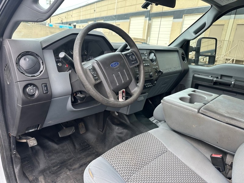 Ford F-350 Vehicle Full-screen Gallery Image 17