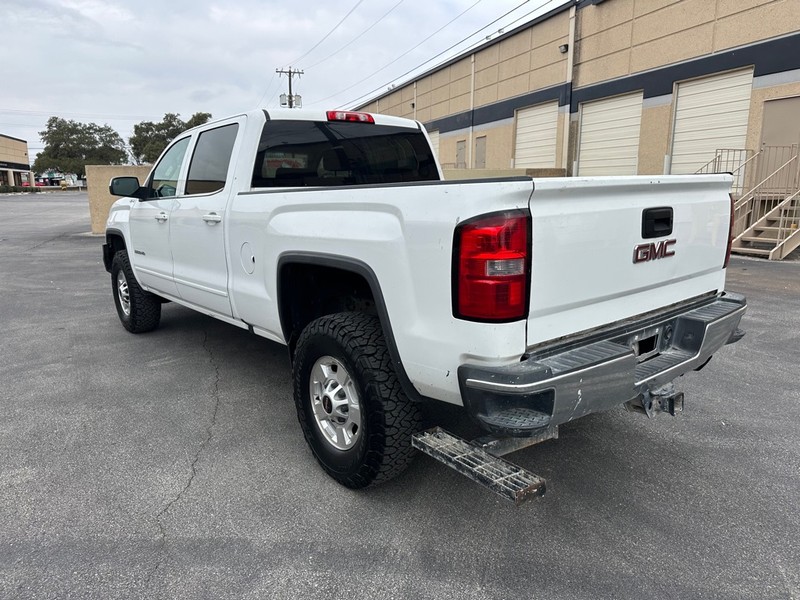 GMC SIERRA Vehicle Full-screen Gallery Image 05