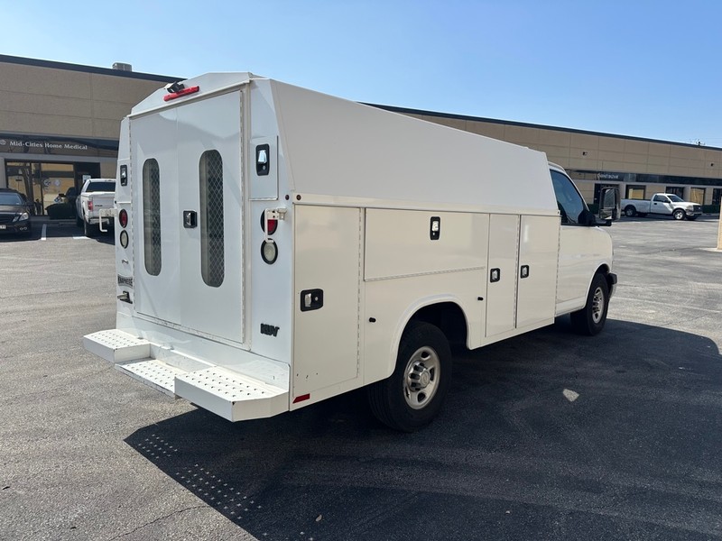 Chevrolet Express Commercial Cutaway Vehicle Full-screen Gallery Image 04