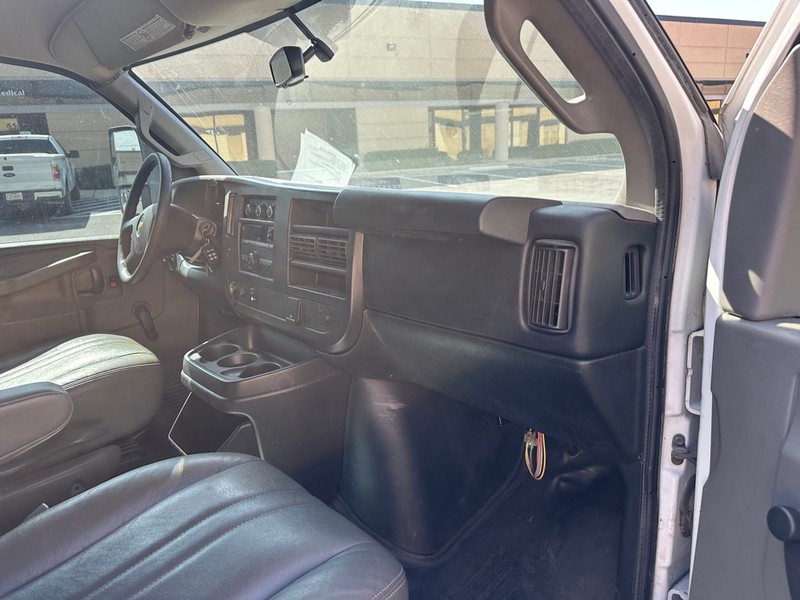 Chevrolet Express Commercial Cutaway Vehicle Full-screen Gallery Image 11