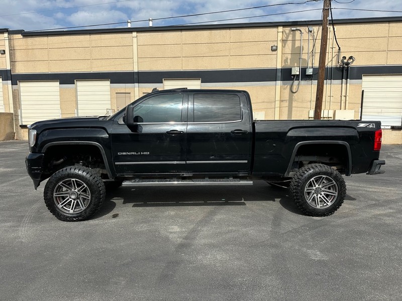 GMC Sierra 2500HD Vehicle Full-screen Gallery Image 3