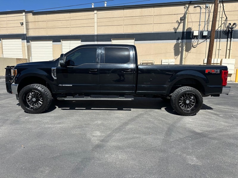 Ford Super Duty F-350 SRW Vehicle Full-screen Gallery Image 3