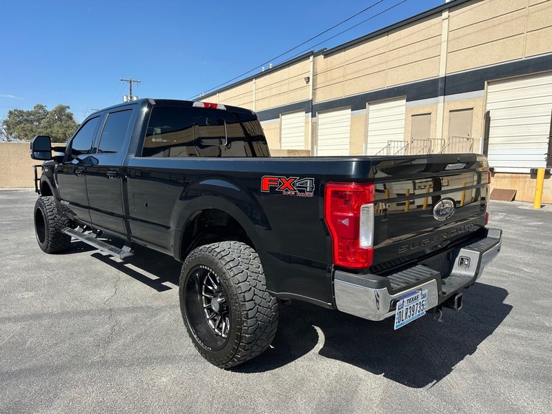 Ford Super Duty F-350 SRW Vehicle Full-screen Gallery Image 4