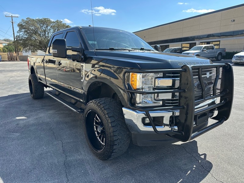 Ford Super Duty F-350 SRW Vehicle Full-screen Gallery Image 7