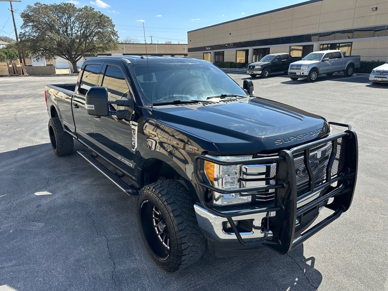 Ford Super Duty F-350 SRW Vehicle Full-screen Gallery Image 8