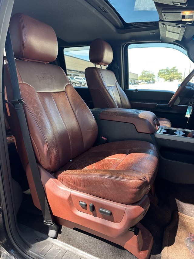 Ford Super Duty F-350 SRW Vehicle Full-screen Gallery Image 14