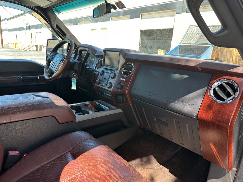 Ford Super Duty F-350 SRW Vehicle Full-screen Gallery Image 15