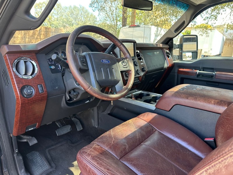 Ford Super Duty F-350 SRW Vehicle Full-screen Gallery Image 17