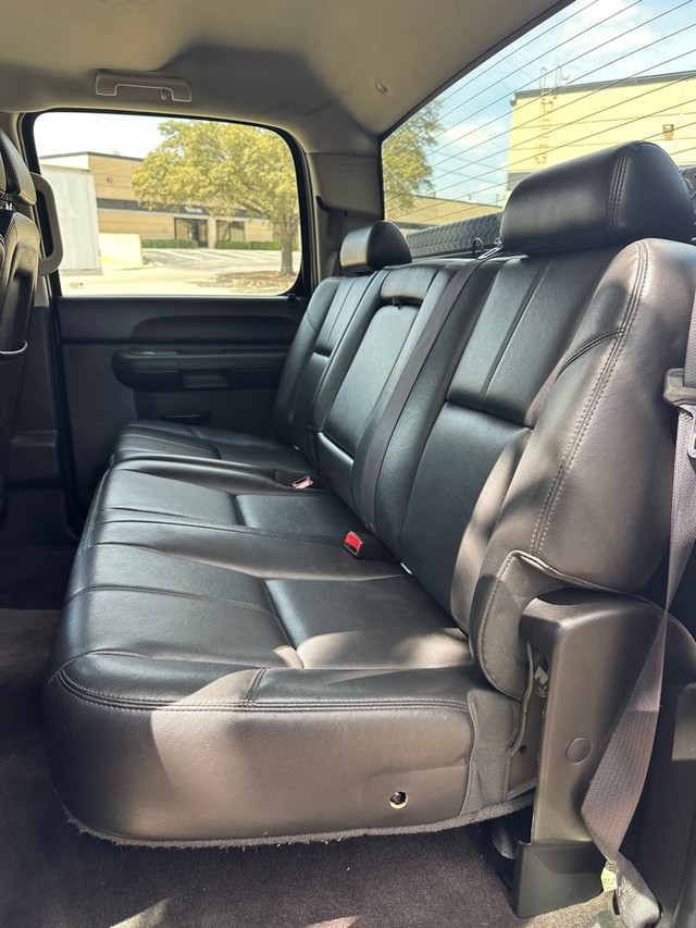 Chevrolet Silverado 2500HD Vehicle Full-screen Gallery Image 11