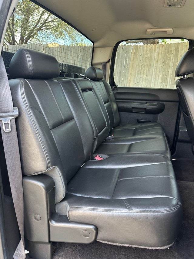 Chevrolet Silverado 2500HD Vehicle Full-screen Gallery Image 12